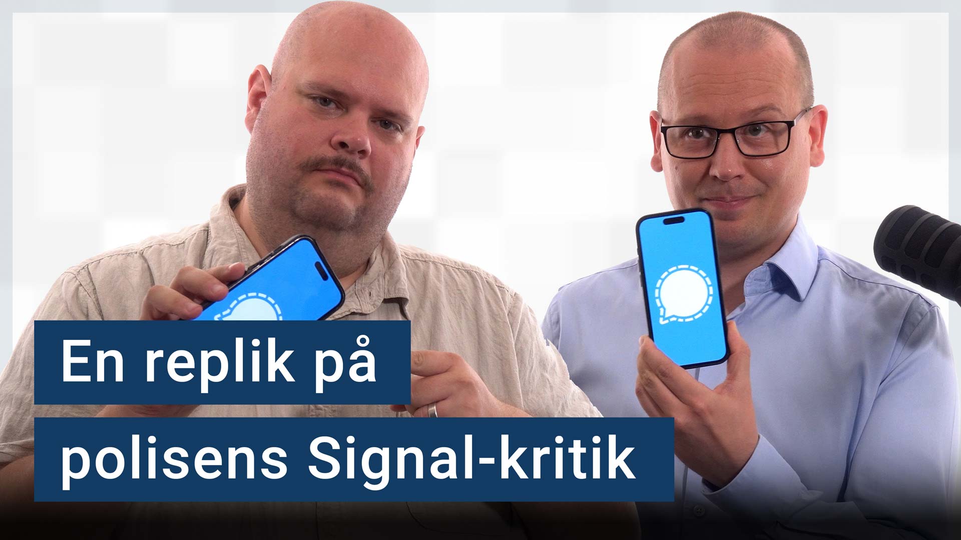 Peter Esse och Karl Emil Nikka står vid sina mikrofoner. Texten ”en replik på polisens Signal-kritik” är stämplad ovanpå