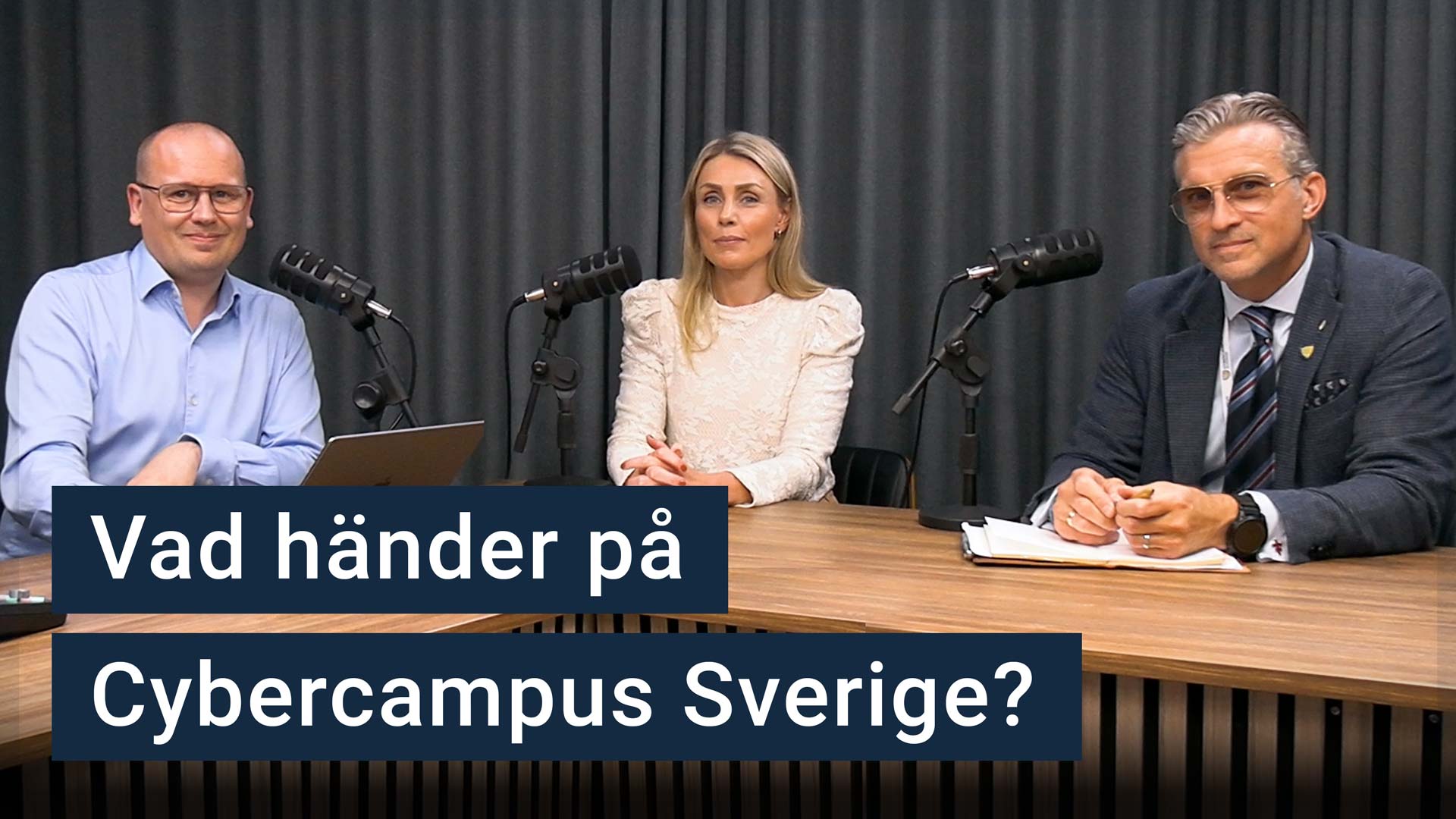 Karl Emil Nikka, Mette Svensson och David Olgart sitter vid mikrofoner. Texten ”vad händer på Cybercampus Sveriges” är stämplad ovanpå.