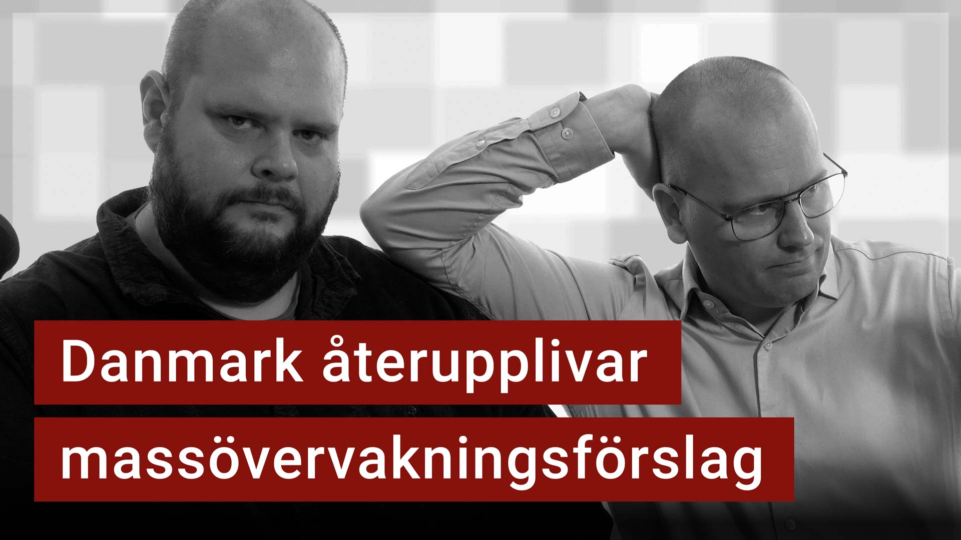 Peter Esse och Karl Emil Nikka står vid sina mikrofoner. Texten ”Danmark återupplivar massövervakningsförslag” är stämplad ovanpå.