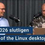 Karl Emil Nikka och Peter Esse sitter vid sina mikrofoner. Texten ”blir 2026 slutligen year of the Linux desktop?” är stämplad ovanpå.