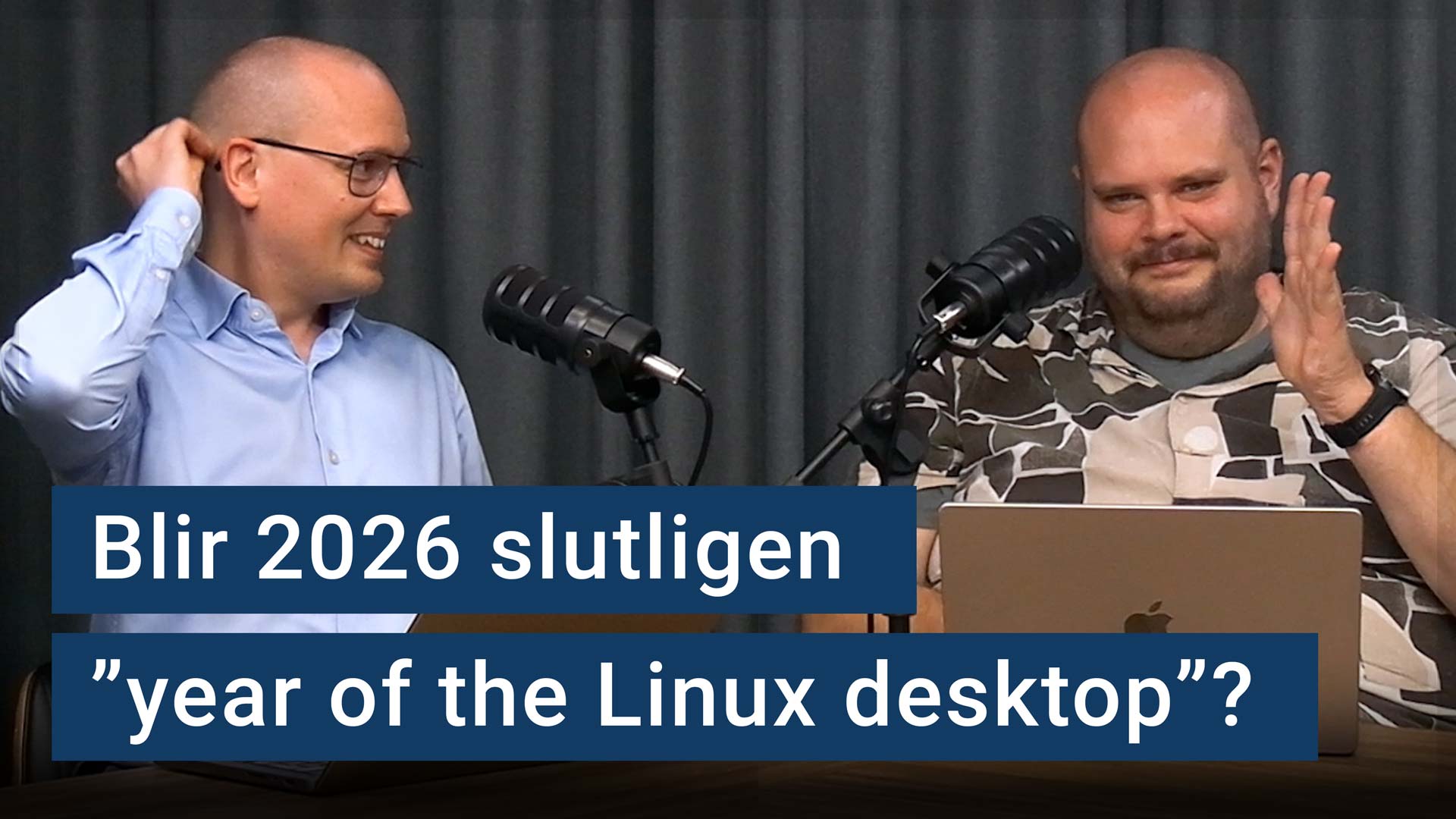Karl Emil Nikka och Peter Esse sitter vid sina mikrofoner. Texten ”blir 2026 slutligen year of the Linux desktop?” är stämplad ovanpå.