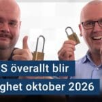 Peter Esse och Karl Emil Nikka står vid sina mikrofoner. De håller upp varsitt hänglås. Texten ”HTTPS överallt blir verklighet oktober 2026” är stämplad ovanpå.