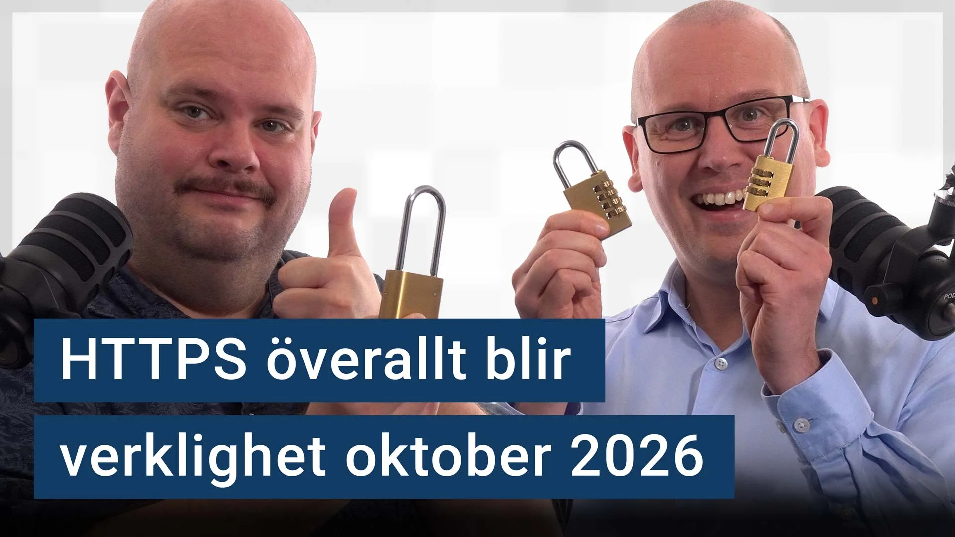 Peter Esse och Karl Emil Nikka står vid sina mikrofoner. De håller upp varsitt hänglås. Texten ”HTTPS överallt blir verklighet oktober 2026” är stämplad ovanpå.