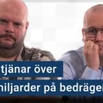 Peter Esse och Karl Emil Nikka står vid sina mikrofoner. Texten ”Meta tjänar över 100 miljarder på bedrägerier”.