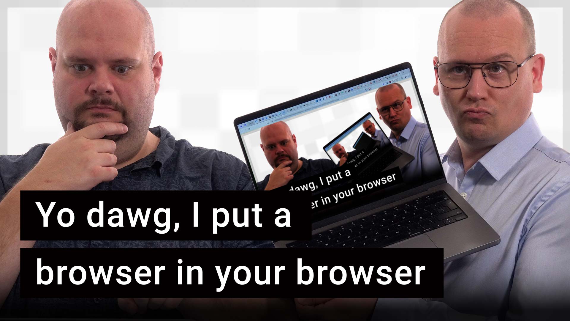 Peter Esse och Karl Emil Nikka står i poddstudion. Nikka håller upp en dator som visar samma bild i en oändlig loop. Texten ”yo dawg, I put a browser in your browser”, är stämplad ovanpå.