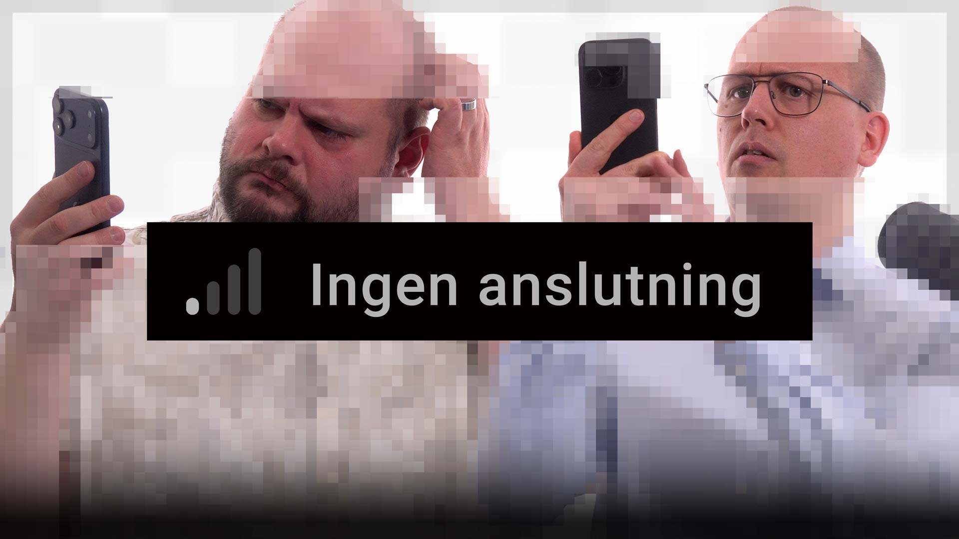 Peter Esse och Karl Emil Nikka står vid sina mikrofoner. Bilden är pixlig. Texten ”ingen anslutning” är stämplad ovanpå.