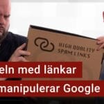 Peter Esse och Karl Emil Nikka håller upp en låda med texten ”High quality spam links”. Texten ”handeln med länkar som manipulerar Google” är stämplad ovanpå bilden.