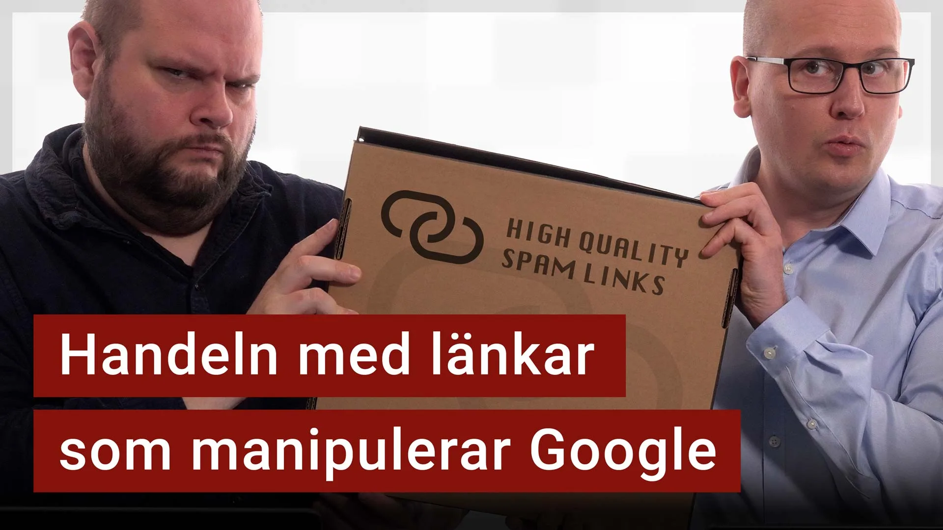 Peter Esse och Karl Emil Nikka håller upp en låda med texten ”High quality spam links”. Texten ”handeln med länkar som manipulerar Google” är stämplad ovanpå bilden.