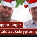 Peter Esse och Karl Emil Nikka har på sig tomteluvor. Texten ”julklappar som ljuger om totalsträckskryptering” är stämplad ovanpå.