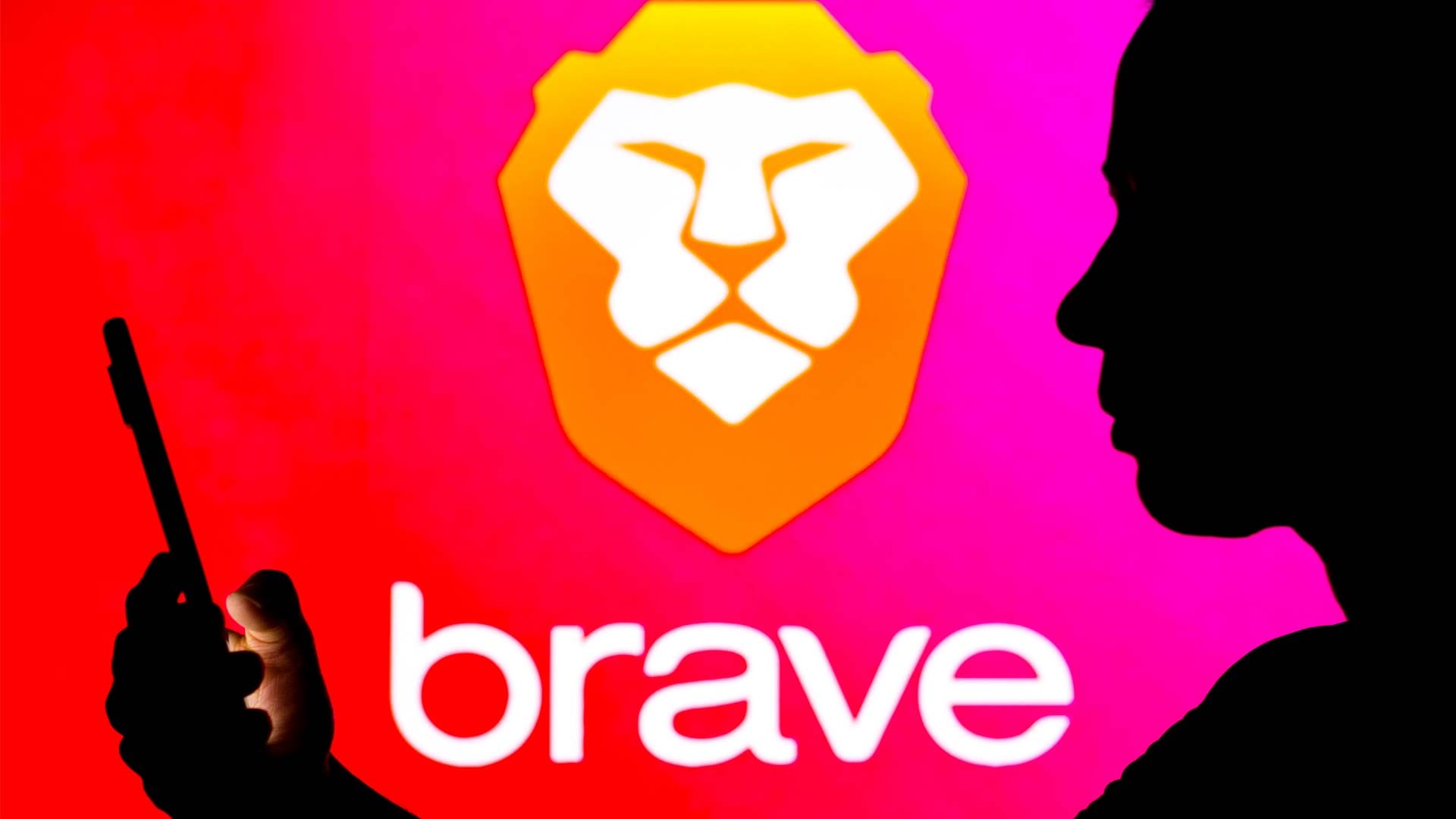 En silhuett håller upp en mobil. I bakgrunden syns Braves logotyp.