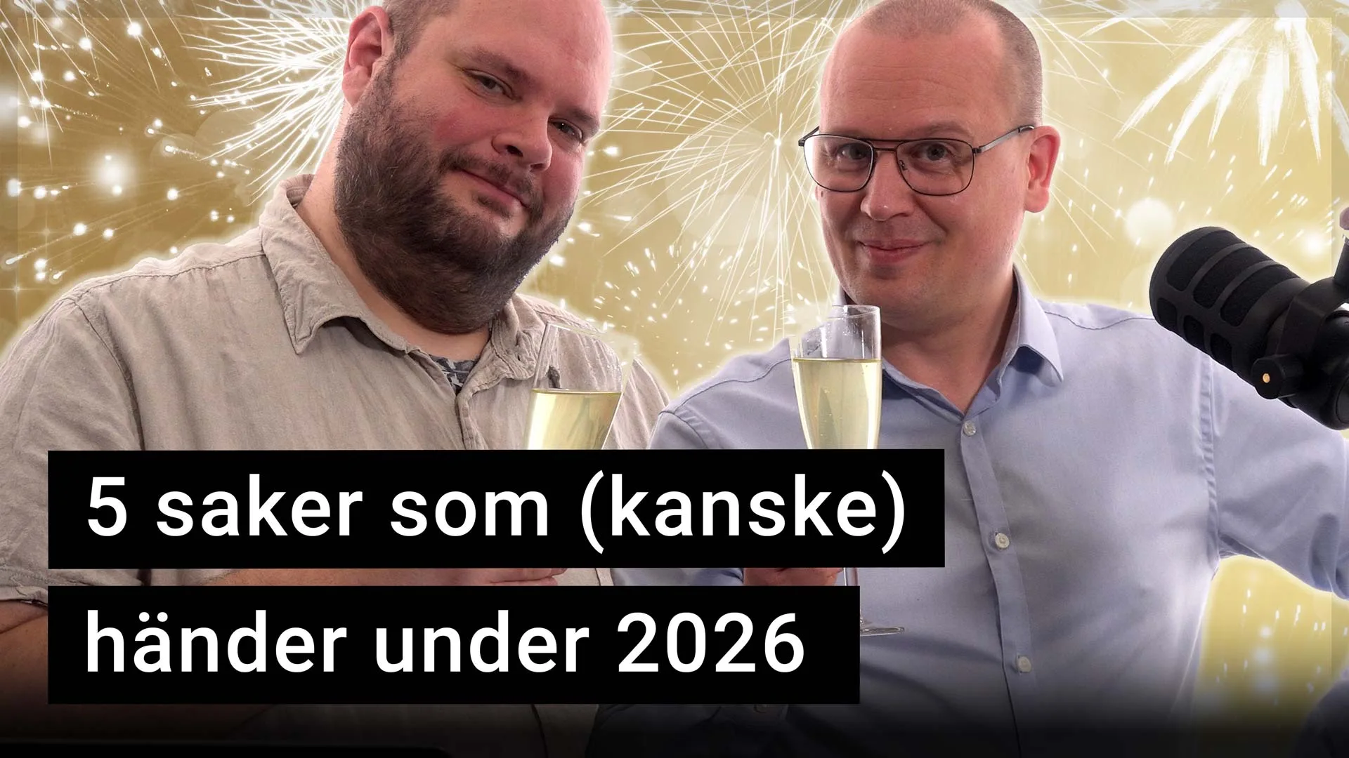 Peter Esse och Karl Emil Nikka står vid sina mikrofoner med champagne-glas i händerna. Texten ”fem saker som kanske händer under 2026” är stämplad ovanpå.