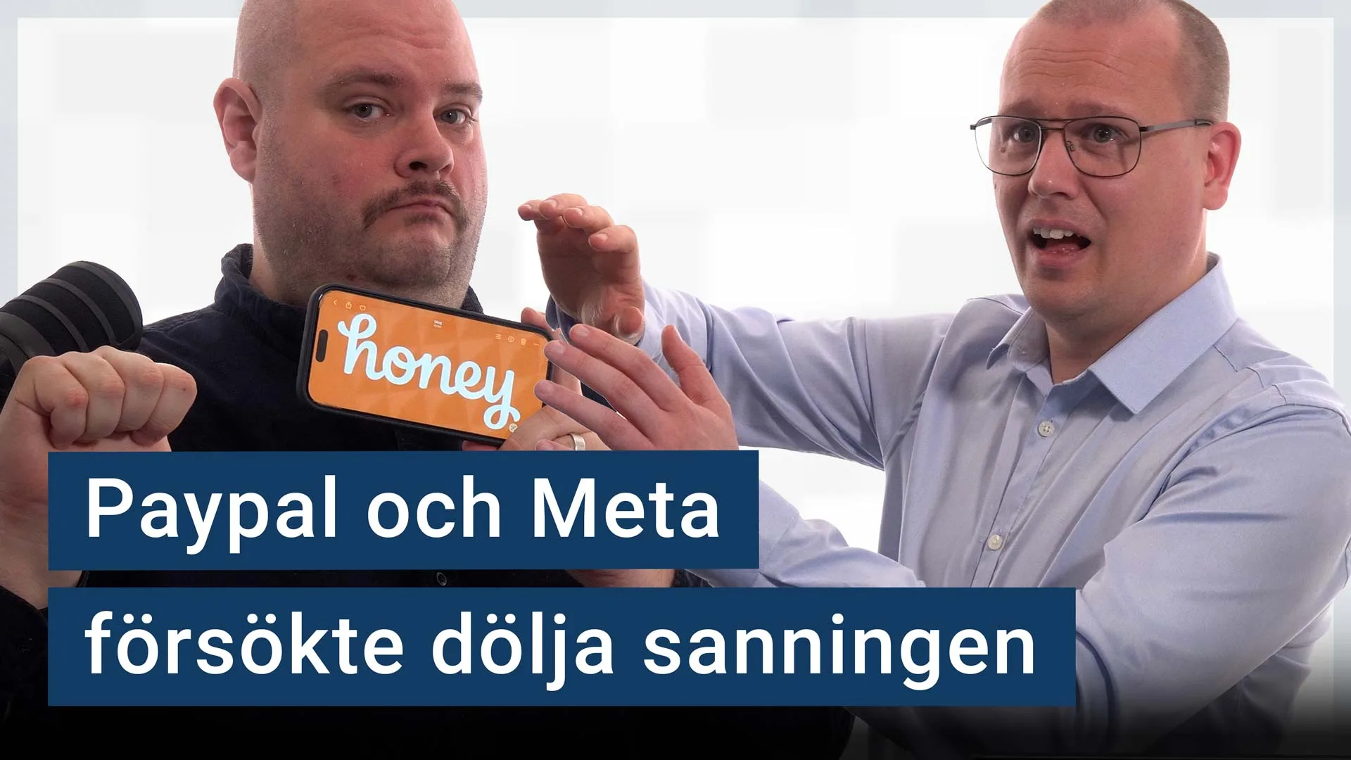 Peter Esse och Karl Emil Nikka står vid sina mikrofoner. Peter håller upp en mobil med Honeys logotyp på skärmen. Texten ”Paypal och Meta försökte dölja sanningen” är stämplad ovanpå bilden.