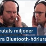 Peter Esse och Karl Emil Nikka står vid sina mikrofoner och har stora hörlurar på huvudet. Texten ”Hundratals miljoner sårbara Bluetooth-hörlurar” är stämplad ovanpå bilden.