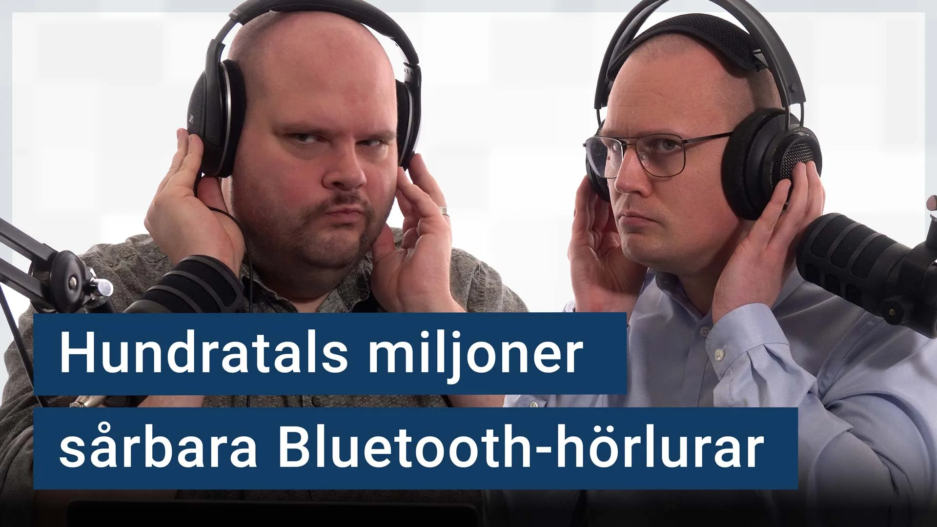 Peter Esse och Karl Emil Nikka står vid sina mikrofoner och har stora hörlurar på huvudet. Texten ”Hundratals miljoner sårbara Bluetooth-hörlurar” är stämplad ovanpå bilden.
