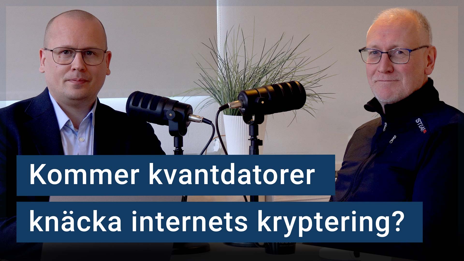 Karl Emil Nikka och Joachim Strömbergson sitter vid mikrofoner. Texten ”kommer kvantdatorer knäcka internetskryptering?” är stämplad ovanpå.