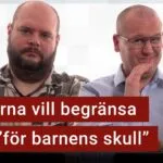 Peter Esse och Karl Emil Nikka står vid sina mikrofoner. Texten ”britterna vill begränsa VPN för barnens skull” är stämplad ovanpå.