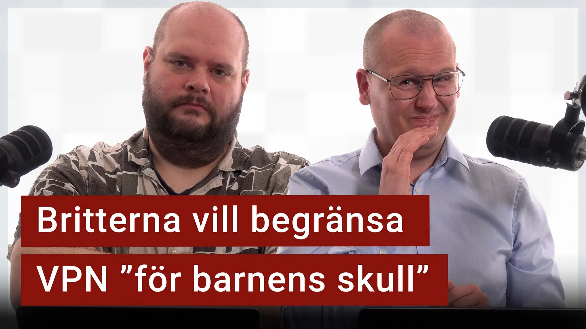 Peter Esse och Karl Emil Nikka står vid sina mikrofoner. Texten ”britterna vill begränsa VPN för barnens skull” är stämplad ovanpå.