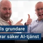 Peter Esse och Karl Emil Nikka står vid sina mikrofoner. Texten ”Signals grundare lanserar säker AI-tjänst” är stämplad ovanpå.