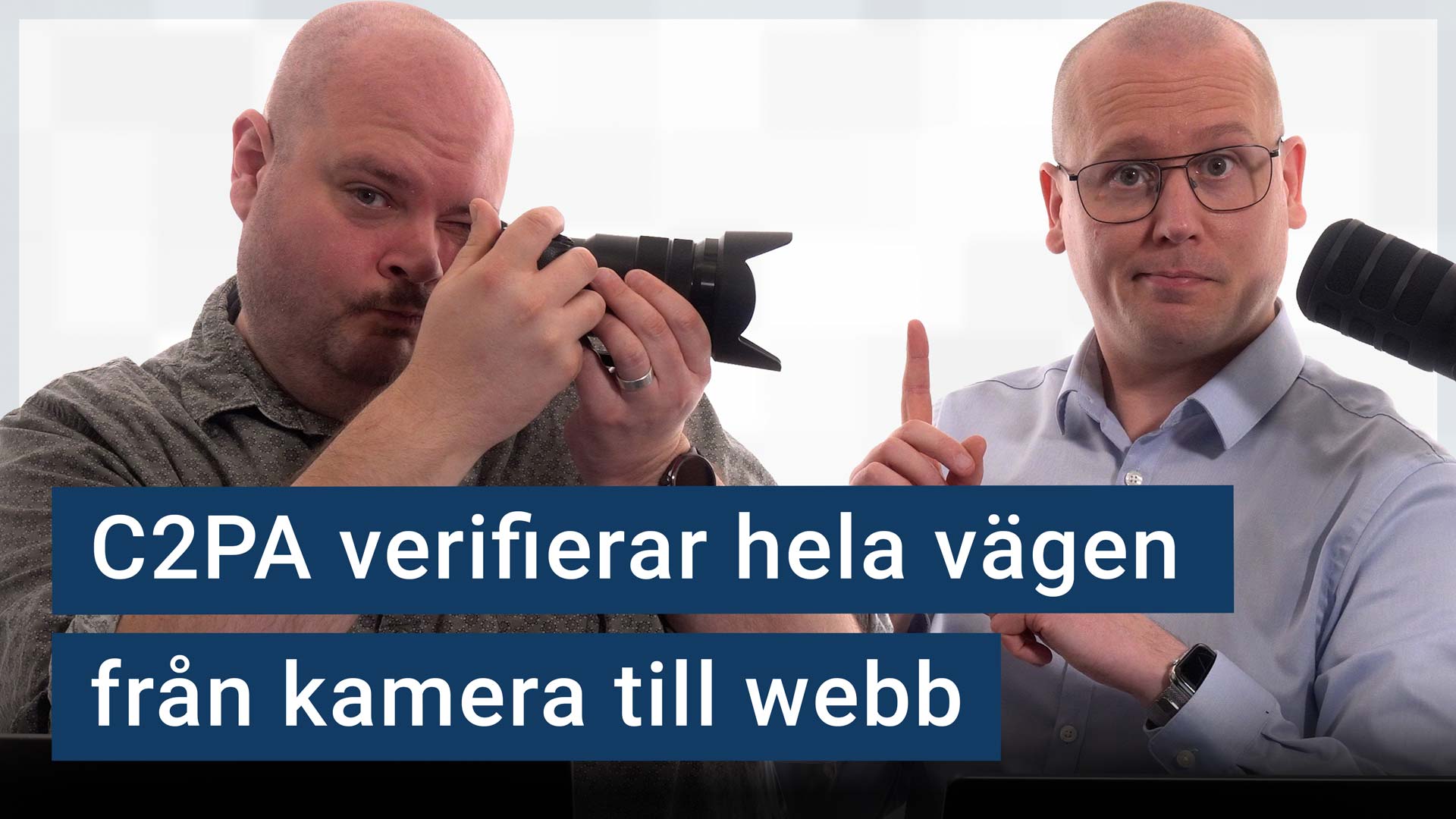 Peter Esse och Karl Emil Nikka står vid sina mikrofoner. Peter håller upp en kamera. Texten ”C2PA verifierar hela vägen från kamera till webb” är stämplad ovanpå.