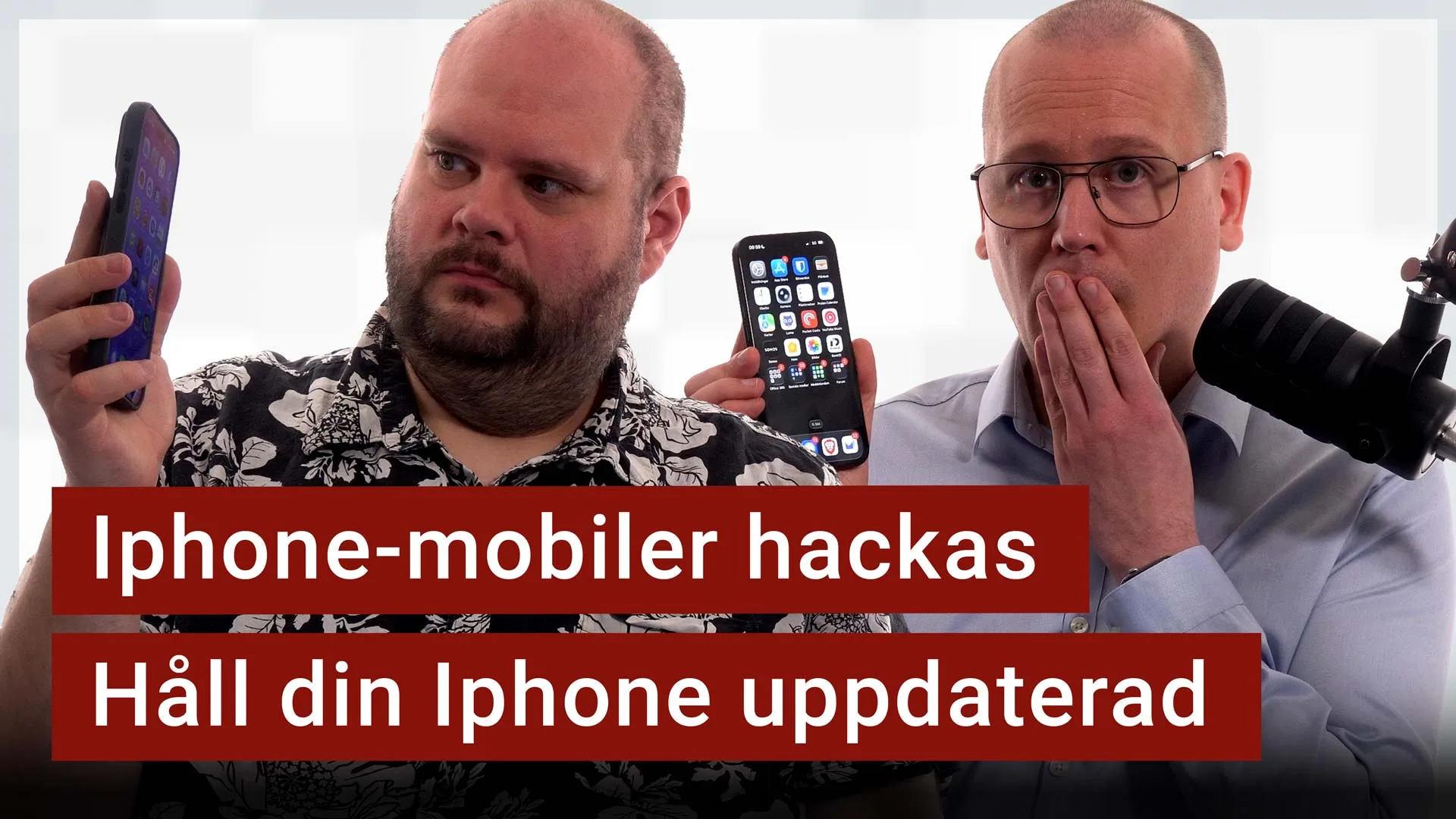 Peter Esse och Karl Emil Nikka står vid sina mikrofoner. Texten ”Iphone-mobiler hackas, håll din Iphone uppdaterad” är stämplad ovanpå.