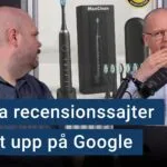 Peter Esse och Karl Emil Nikka står vid sina mikrofoner. Texten ”falska recensionssajter längst upp på Google” är stämplad ovanpå.