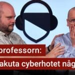 Peter Esse och Karl Emil Nikka står i poddstudion. Nikka ser förskräckt ut. Texten ”KTH-professorn: mest akuta cyberhotet någonsin” är stämplad ovanpå.