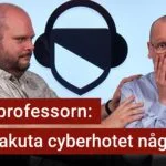 Peter Esse och Karl Emil Nikka står i poddstudion. Nikka ser förskräckt ut. Texten ”KTH-professorn: mest akuta cyberhotet någonsin” är stämplad ovanpå.
