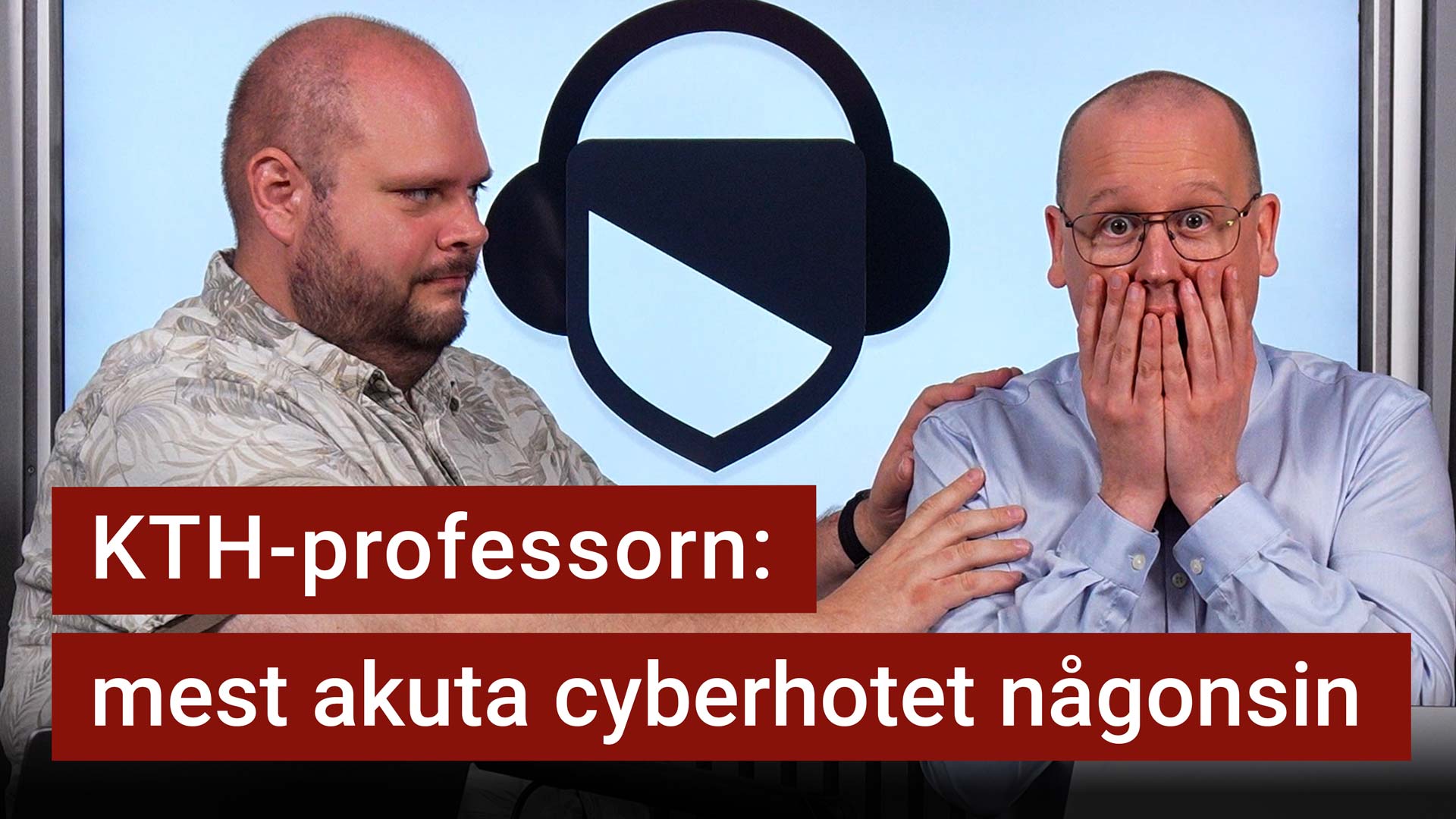 Peter Esse och Karl Emil Nikka står i poddstudion. Nikka ser förskräckt ut. Texten ”KTH-professorn: mest akuta cyberhotet någonsin” är stämplad ovanpå.