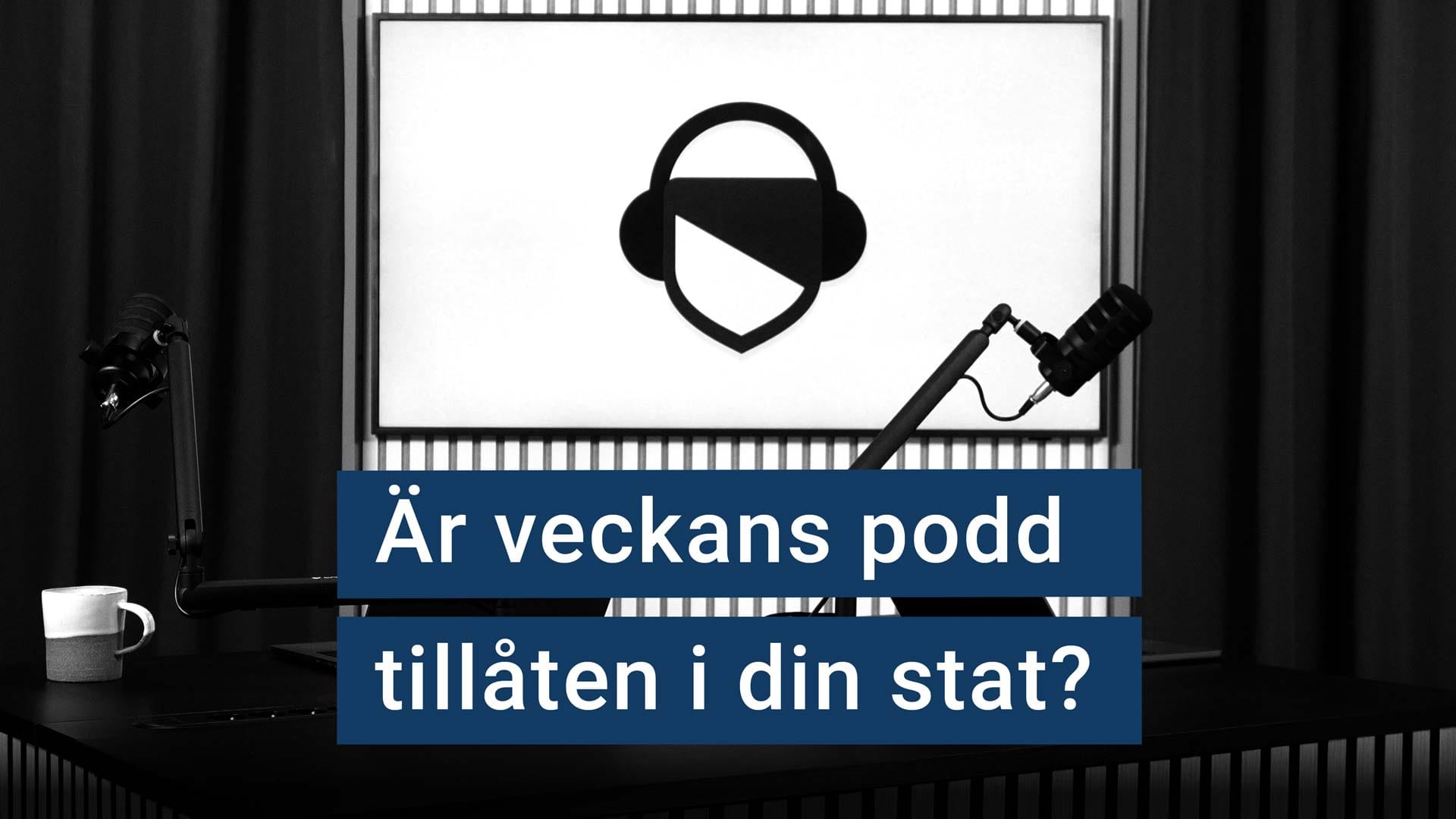 En tom poddstudio. Texten ”är veckans podd tillåten i din stat?” är stämplad ovanpå.