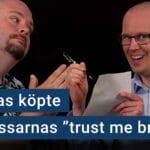 Peter Esse och Karl Emil Nikka står i poddstudion. Texten ”Canvas köpte utpressarnas ’trust me bro’” är stämplad ovanpå.