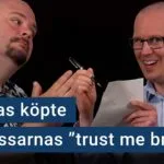 Peter Esse och Karl Emil Nikka står i poddstudion. Texten ”Canvas köpte utpressarnas ’trust me bro’” är stämplad ovanpå.
