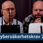 Karl Emil Nikka och Peter Esse tittar på en samling routrar. Texten ”Nya cybersäkerhetskrav 2027” är stämplad ovanpå.