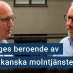 Karl Emil Nikka och Daniel Melin sitter utomhus. texten ”Sveriges beroende av amerikanska molntjänster” är stämplad ovanpå.