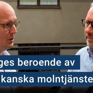 Karl Emil Nikka och Daniel Melin sitter utomhus. texten ”Sveriges beroende av amerikanska molntjänster” är stämplad ovanpå.