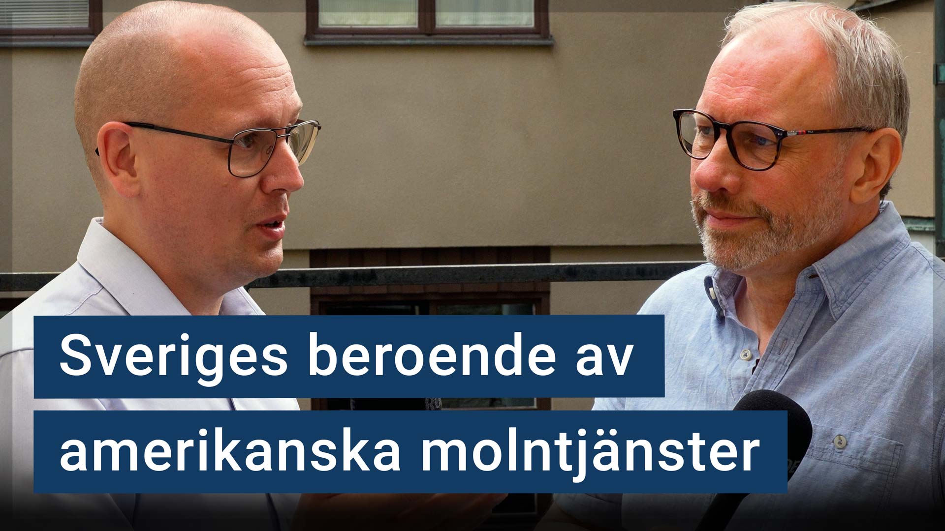 Karl Emil Nikka och Daniel Melin sitter utomhus. texten ”Sveriges beroende av amerikanska molntjänster” är stämplad ovanpå.