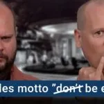 Peter Esse står bredvid Karl Emil Nikka som håller upp lillfingret likt komedikaraktären ”Dr Evil”. Texten ”Googles motto ’don’t be evil’” är stämplad ovanpå, men ordet ”don’t” är överstruket”.