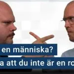 Peter Esse och Karl Emil Nikka pekar argt på varandra. Följande text är stämplad ovanpå bilden. Är du människa? Bevisa att du inte är en robot!