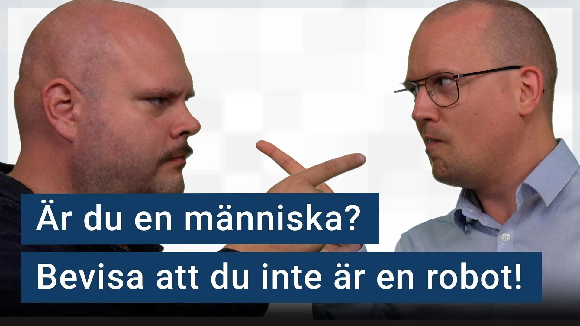 Peter Esse och Karl Emil Nikka pekar argt på varandra. Följande text är stämplad ovanpå bilden. Är du människa? Bevisa att du inte är en robot!