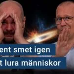 Peter Esse och Karl Emil Nikka ser oroliga ut. Texten ”ai-agent smet igen för att lura människor” är stämplad ovanpå.