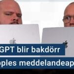 Peter Esse och Karl Emil Nikka tittar upp bakom skärmen på varsin Macbook. Texten ”Chat GPT blir bakdörr till Apples meddelandeapp” är stämplad ovanpå.