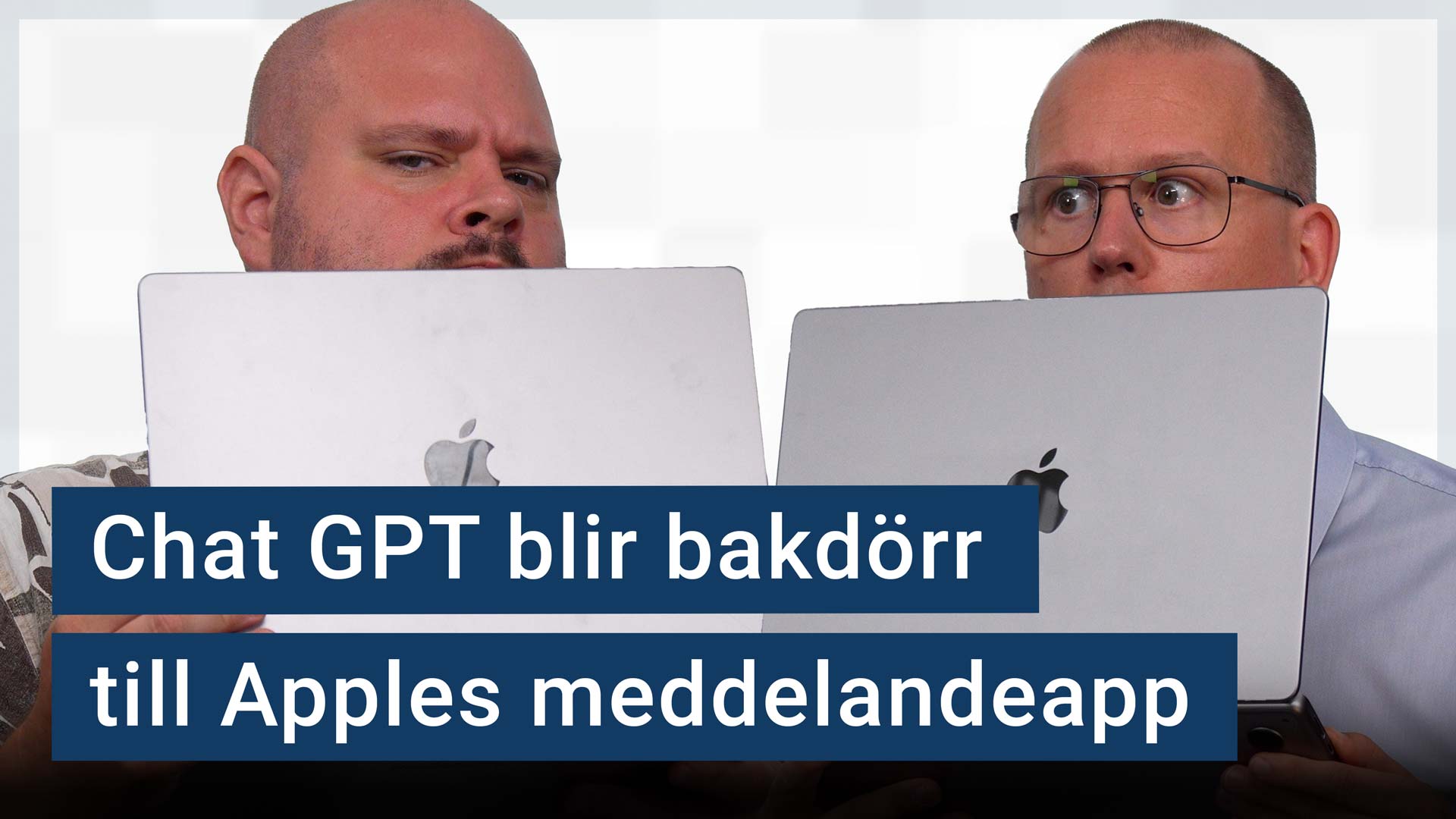 Peter Esse och Karl Emil Nikka tittar upp bakom skärmen på varsin Macbook. Texten ”Chat GPT blir bakdörr till Apples meddelandeapp” är stämplad ovanpå.